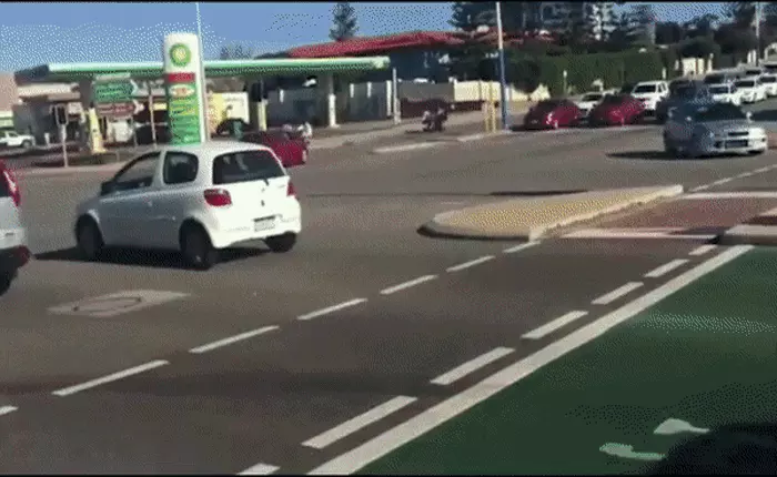 Một thanh niên bị bắt vì lái bàn ăn gắn động cơ trên phố