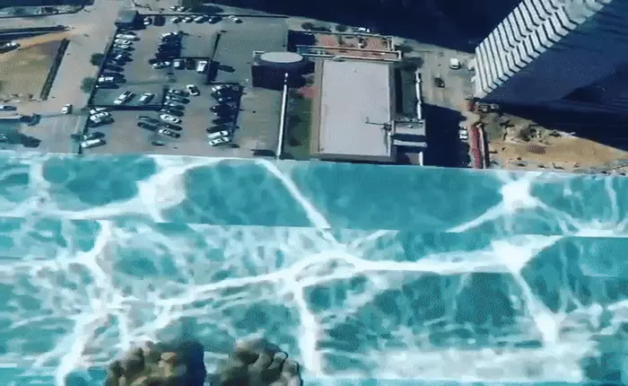 Vừa bơi lại vừa bay với bể bơi lơ lửng giữa không trung ở Houston