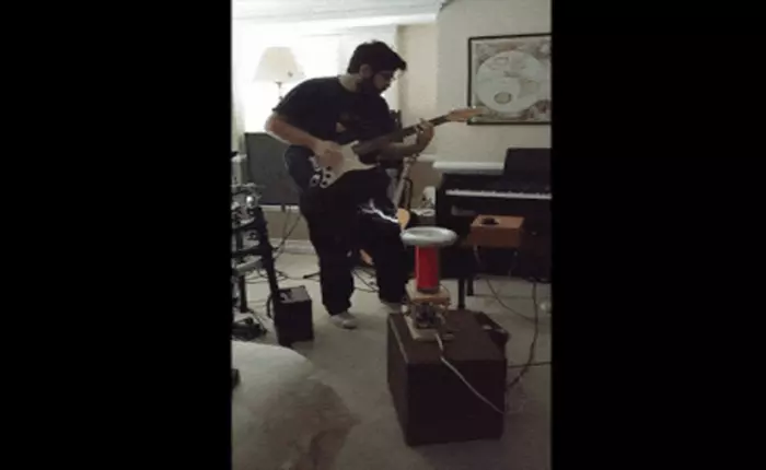 Xem anh chàng này đánh guitar điện phóng ra cả điện qua cuộn Tesla