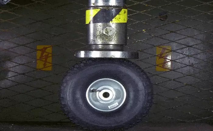 Thử nghiệm ép nổ lốp xe bằng máy ép thủy lực, đừng thử làm tại nhà