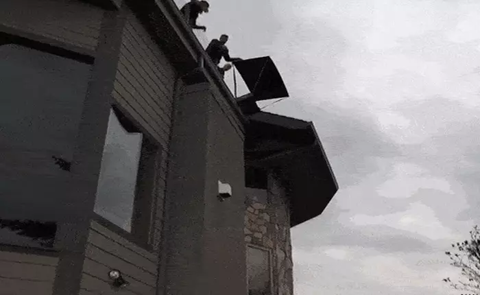 Thử nghiệm kinh dị: Gắn Xbox One vào “chiếc dù” là TV Samsung màn hình cong giá gần 2000 đô và thả rơi