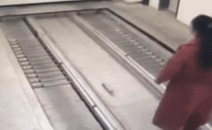 Chỉ vì quá cắm đầu vào smartphone, người phụ nữ này đi lạc xuống bãi xe ngầm và bị đâm trọng thương