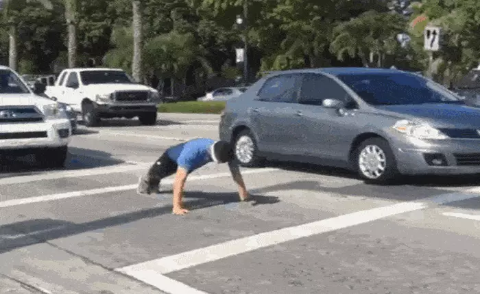 Hai anh bạn người Venezuela này đã lừa biết bao người nhờ những thủ thuật đánh lừa thị giác rất tinh vi