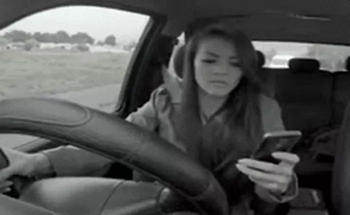 Để tránh những cái chết bất thình lình, hãy bỏ ngay thói quen dùng điện thoại khi ra đường