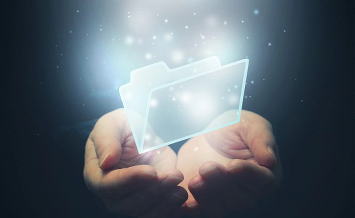 Vợ: Em muốn gửi 1 file nhỏ cho bạn mà Facebook không cho, nặng có 10GB thôi!