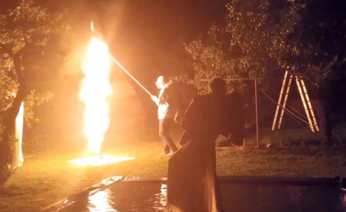 Bức ảnh cưới độc nhất vô nhị với hậu cảnh khói lửa độc đáo