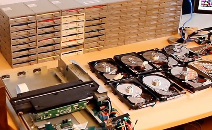 Nghe thử đoạn nhạc rùng rợn tạo ra từ 64 ổ đĩa mềm chạy cùng lúc