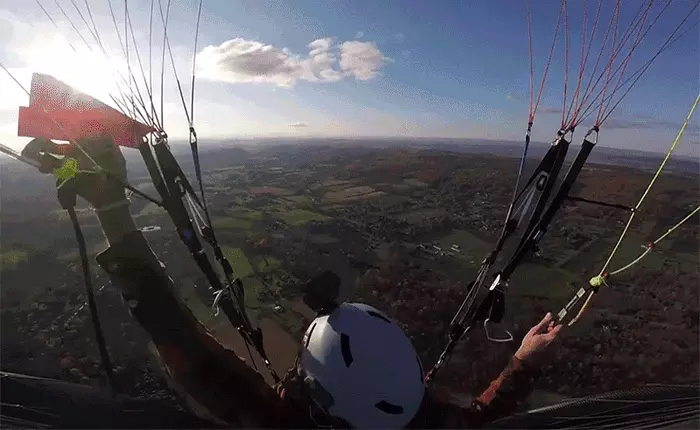 Trò vui mới của phi công: đuổi bắt với máy bay giấy khi đang nhảy dù cách mặt đất 600m