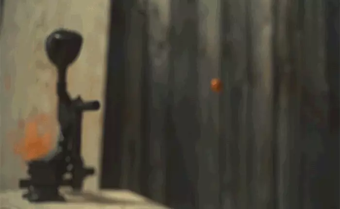 Đoạn video siêu chậm cho bạn thấy cảnh hai viên đạn súng sơn va chạm nhau nổ tung toé đẹp không kém pháo hoa