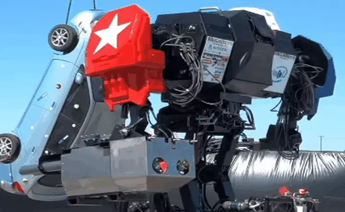 Xem con robot mạnh mẽ của Mỹ biểu trưng sức mạnh tuyệt đối, gõ vào cái ô tô treo ngược khiến nó rung rinh nhẹ
