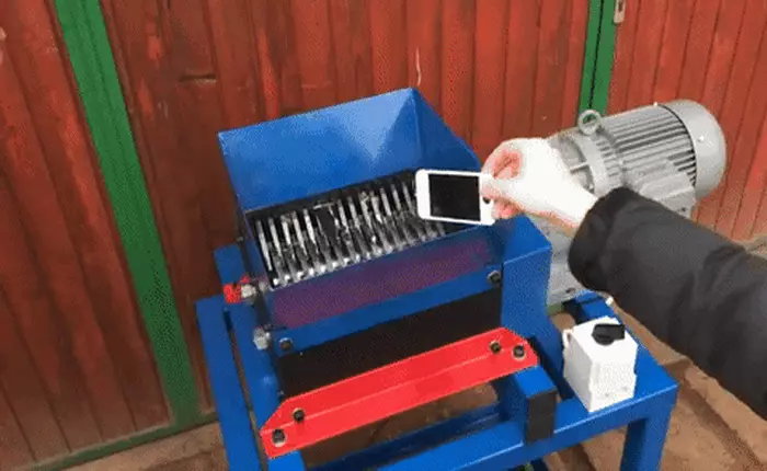 Rợn người nhìn từng phụ kiện iPhone 7 bị máy nghiền nát và xé nhỏ tan tành