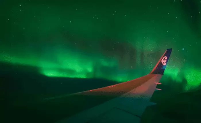 Cực quang là một trong những hiện tượng đẹp nhất trên Trái Đất, và đứng bên dưới ngắm thôi thì chưa đủ, phải bay thẳng vào như thế này mới sướng