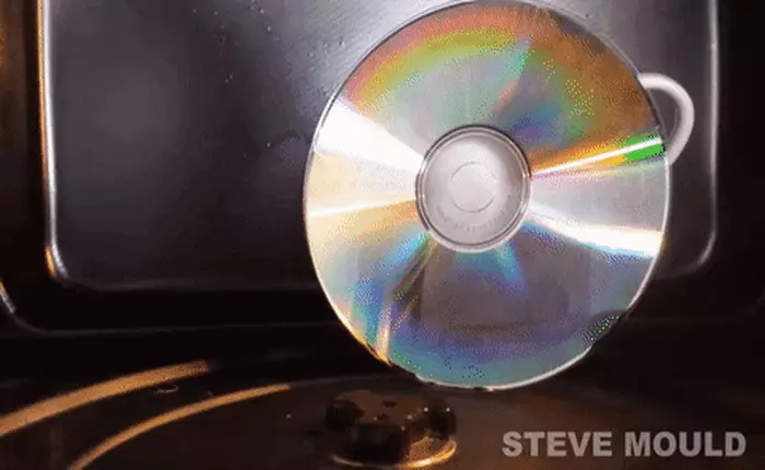 Chiêm ngưỡng thước phim slo-mo cảnh đĩa DVD cài Windows 7 bị lò vi sóng "hủy diệt"
