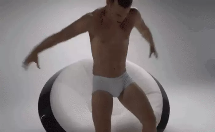 Chiêm ngưỡng "ghế đĩa bay" cân bằng vĩnh cửu không bao giờ đổ