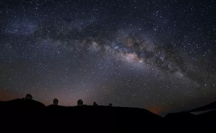 Xem xong đoạn video timelapse như thôi miên này, bạn sẽ không khỏi bất ngờ với vẻ đẹp của màn đêm và bầu trời sao trên ngọn núi cao nhất thế giới