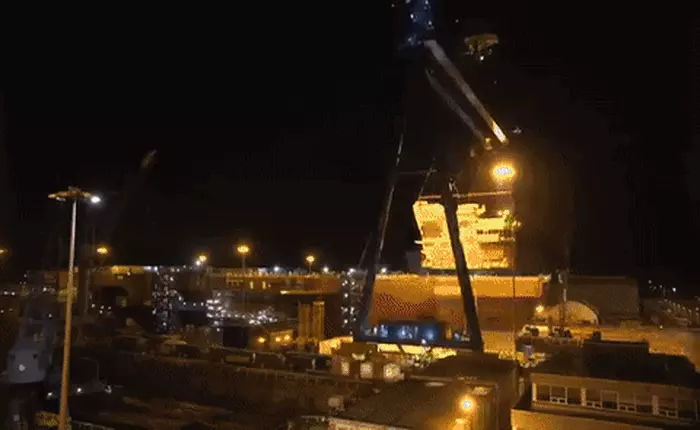 Đoạn video time-lapse cho thấy việc lắp ráp tàu sân bay khổng lồ cũng không khác chơi LEGO là mấy