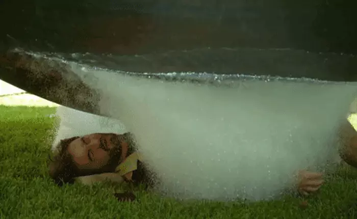 Đây là cảnh khi bạn "chơi dại" để quả bóng nước đường kính 2 mét lên đệm lò xo rồi bơm cho nó nổ tung