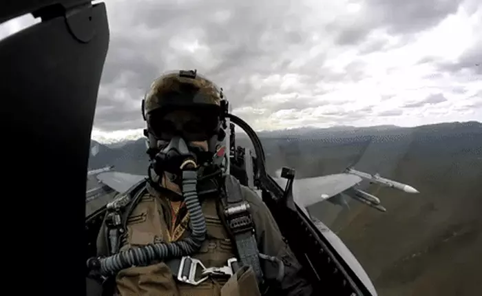 Máy bay chiến đấu thì ai cũng biết rồi, nhưng cảnh chúng nã đạn, thả bom dưới góc nhìn từ buồng lái bạn đã thấy chưa?