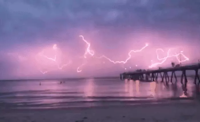Sấm sét thì bạn thấy nhiều rồi, nhưng có chứng kiện loại sét ấn tượng như lưới nhện thế này chưa?