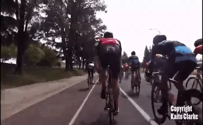 Một chiếc drone rơi xuống ngay đoàn đua đang chạy xe đạp, gây ra tai nạn vô cùng nguy hiểm