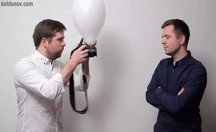 Cần gì mua đèn Flash đắt tiền, một quả bóng thổi cũng có thể giúp bạn "chữa cháy" mọi bức ảnh chân dung