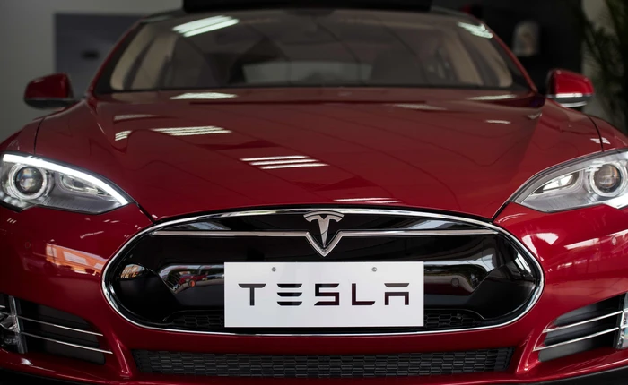 Xem xe Tesla biểu diễn kĩ năng đỗ xe vuông góc điêu luyện, có khi còn giỏi hơn cả tài xế người