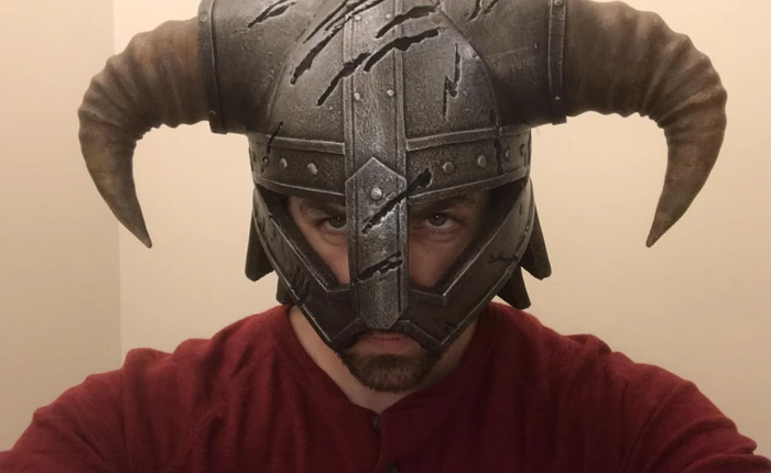 Anh chàng này đem Iron Helmet từ Skyrim ra đời thật chỉ bằng bọt xốp và máy in 3D