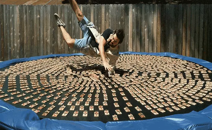 Muốn biết cảnh tượng nhảy vào 1000 chiếc bẫy chuột sẽ như thế nào thì xin mời xem qua video quay chậm này