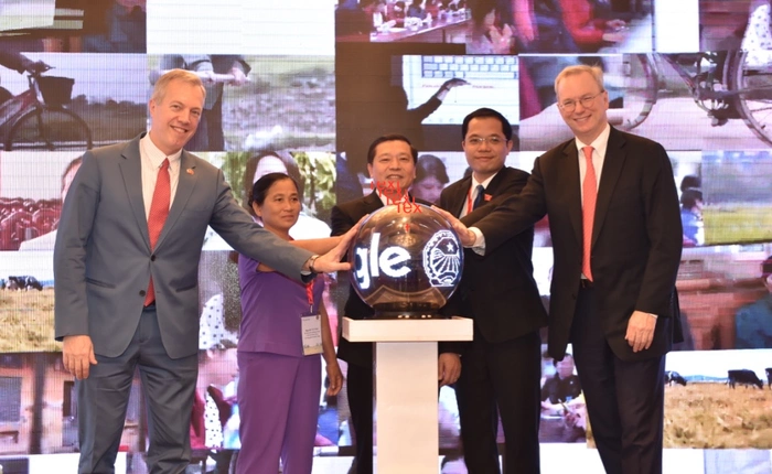 Chủ tịch Alphabet Eric Schmidt xuất hiện trong lễ công bố hỗ trợ đào tạo kỹ thuật số cho 30.000 nông dân Việt Nam