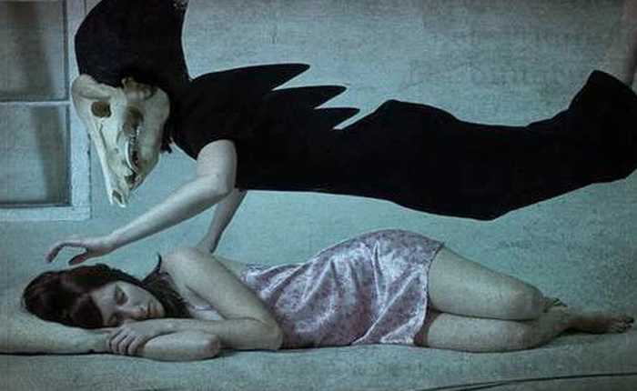 Đêm nào ngủ cũng bị bóng đè, cô gái này tìm gặp cả nhà khoa học lẫn chuyên gia về ma để hỏi cho rõ