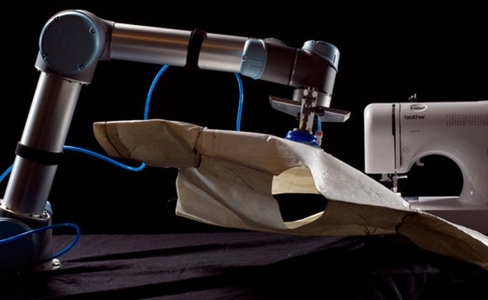 Tin không vui với các nước có lợi thế nhân công giá rẻ: Robot đã lần đầu may trọn vẹn được một chiếc áo mà không cần con người giúp đỡ