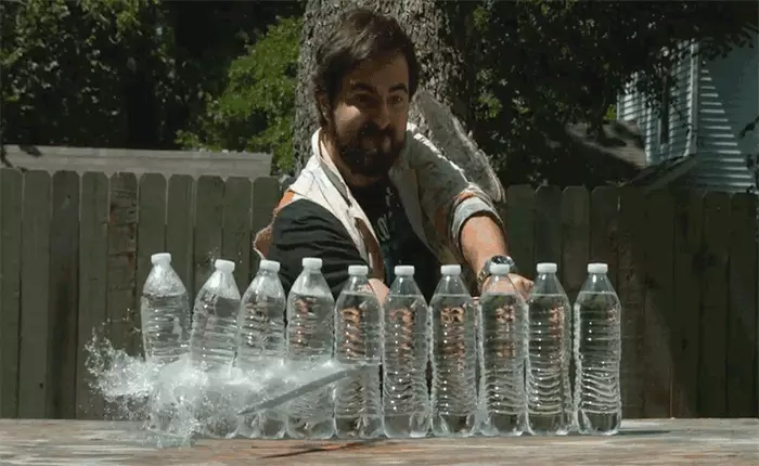 Mãn nhãn với nhát chém đứt đôi 10 chai nước dưới tốc độ 2000 khung hình/giây