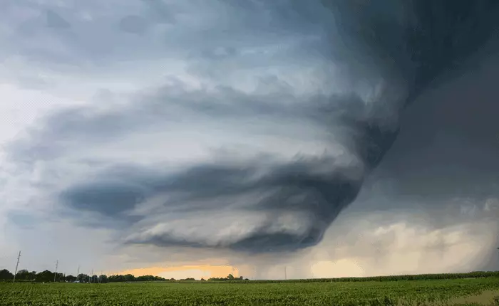 Choáng ngợp với những tấm ảnh GIF lốc xoáy khổng lồ vô cùng ấn tượng mà tay săn ảnh này đánh cược mạng sống tạo nên