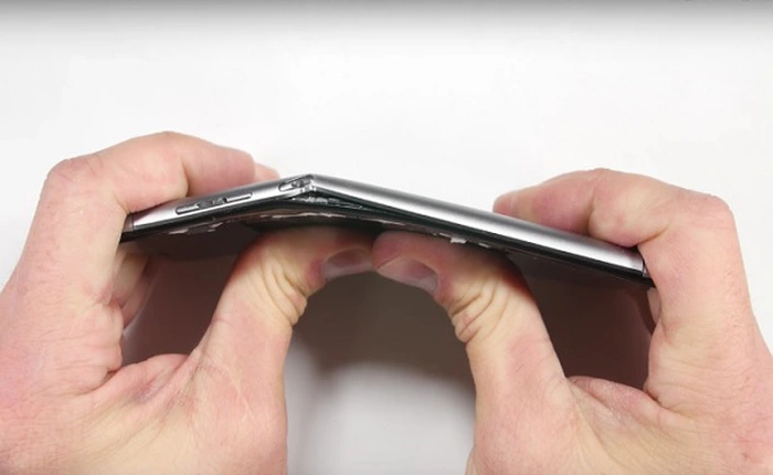 Video thử nghiệm độ bền của Honor 6X bằng dao, bẻ cong