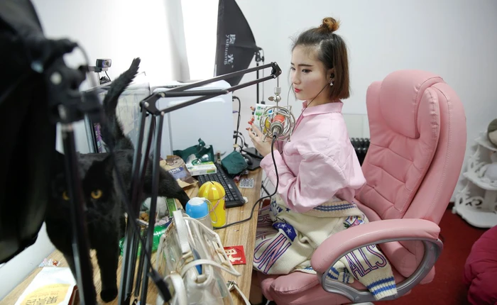 Những cô gái xinh đẹp Trung Quốc đang tạo ra ngành công nghiệp 4,3 tỷ USD chỉ nhờ hát live và ăn súp