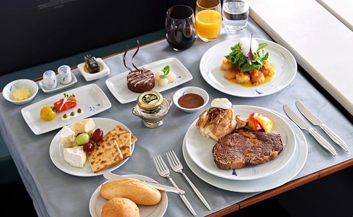 Đây là lý do tại sao những bữa ăn trên máy bay có vị khác dưới mặt đất