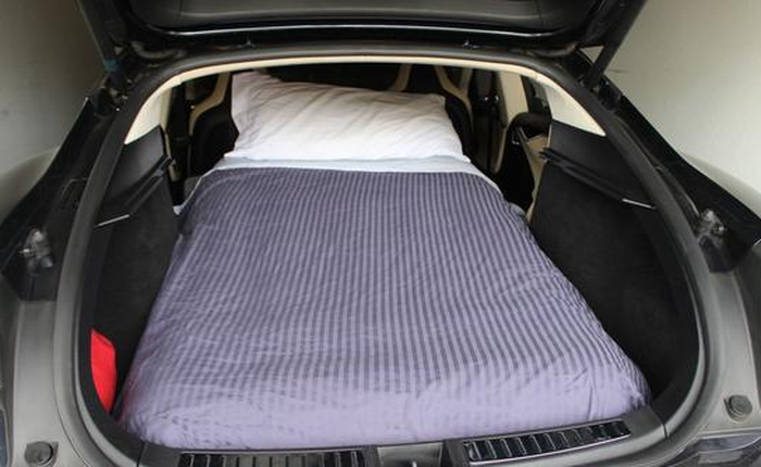Giá trị của xe Tesla là đây: Ngủ trong xe và đi muôn nơi không cần nhà trọ