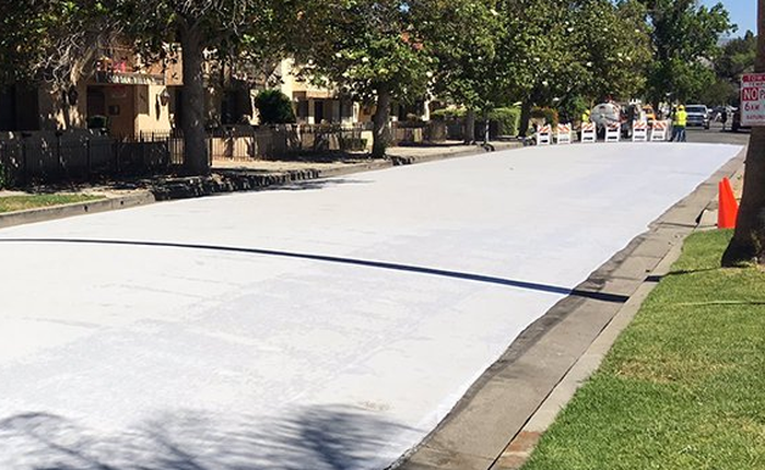 Người Mỹ sử dụng cách rất hay để hạ nhiệt độ trong những ngày nóng bức: sơn xám toàn bộ mặt đường