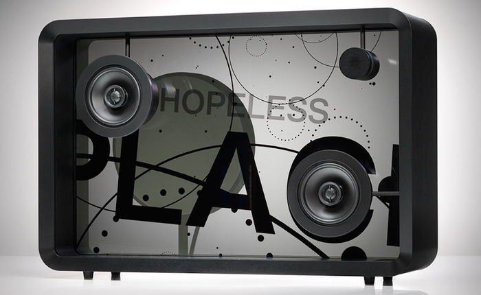 Chiếc loa trong suốt với khả năng hiển thị lời của hàng triệu bài hát khác nhau trong lúc phát nhạc