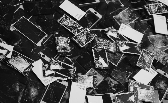 Cô gái sưu tập hẳn 666 chiếc iPhone 6 vỡ màn hình để làm... sách ảnh