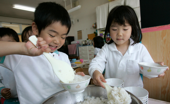 Bữa trưa không đơn giản là ăn cho no bụng, đó là một phần quan trọng trong cách giáo dục trẻ em của người Nhật