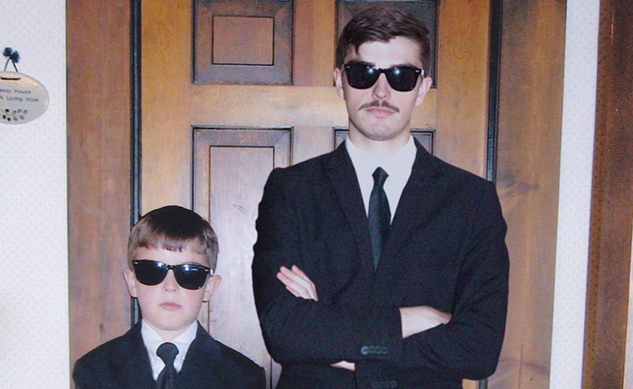 [Vui] Anh chàng này dùng Photoshop để trở về quá khứ rồi đi chơi với chính mình hồi bé