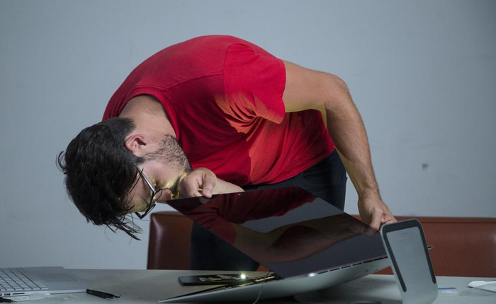 Xem thanh niên tự tay nâng cấp RAM cho iMac 2017 vì không muốn "cúng" 800 đô cho Apple