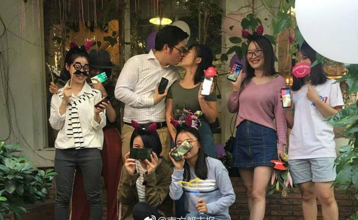 Trung Quốc: Chàng lập trình viên dùng 25 cái iPhone X để cầu hôn bạn gái quen qua game...