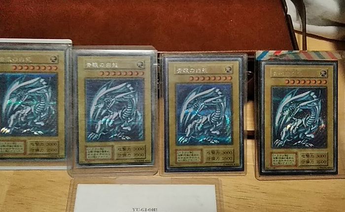 Nhật Bản: Ông bố nuốt nước mắt bán 4 lá bài Rồng Trắng Mắt Xanh siêu hiếm để có tiền cho con ăn học