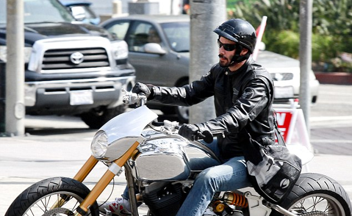 Tài tử Keanu Reeves đem xe phân khối lớn tự thiết kế sản xuất đến hội chợ mô tô quốc tế EICM ở Milan