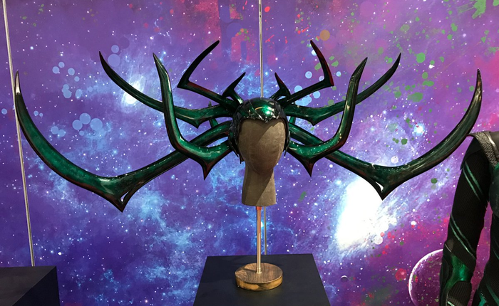 Hóa ra, mũ trùm đầu gai tua tủa của nữ nữ ác thần Hela trong "Thor: Ragnarok" được in 3D và nặng chưa tới 2kg