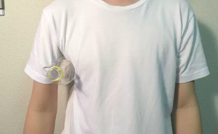 Cư dân mạng Nhật Bản thi nhau kẹp chai nhựa vào nách để chữa ngạt mũi