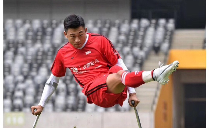 Chàng trai mất một chân do ung thư vẫn chống nạng đá bóng cực khéo, trở thành hiện tượng Internet ở Trung Quốc