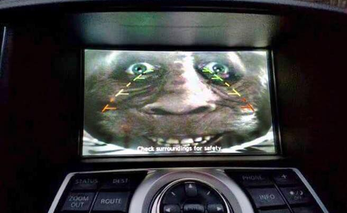 [Vui] Với vài tấm ảnh trong phim kinh dị cùng camera lùi trên ô tô, anh chồng khiến vợ sợ chết khiếp